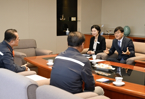 한화오션 관계자와 만난 변광용(맨 오른쪽) 거제시장. [거제시 제공. 연합뉴스]